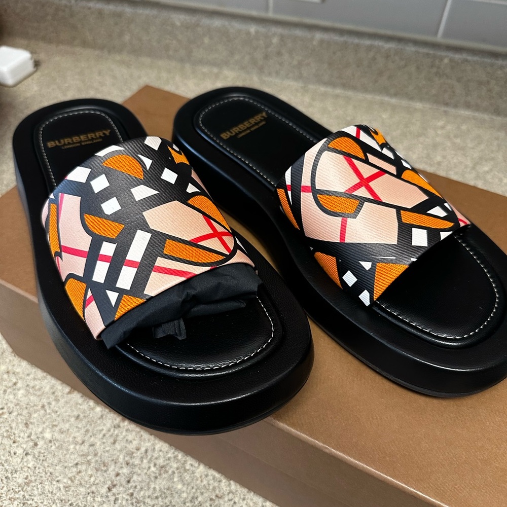Brand new Burberry summertimes slide never worn